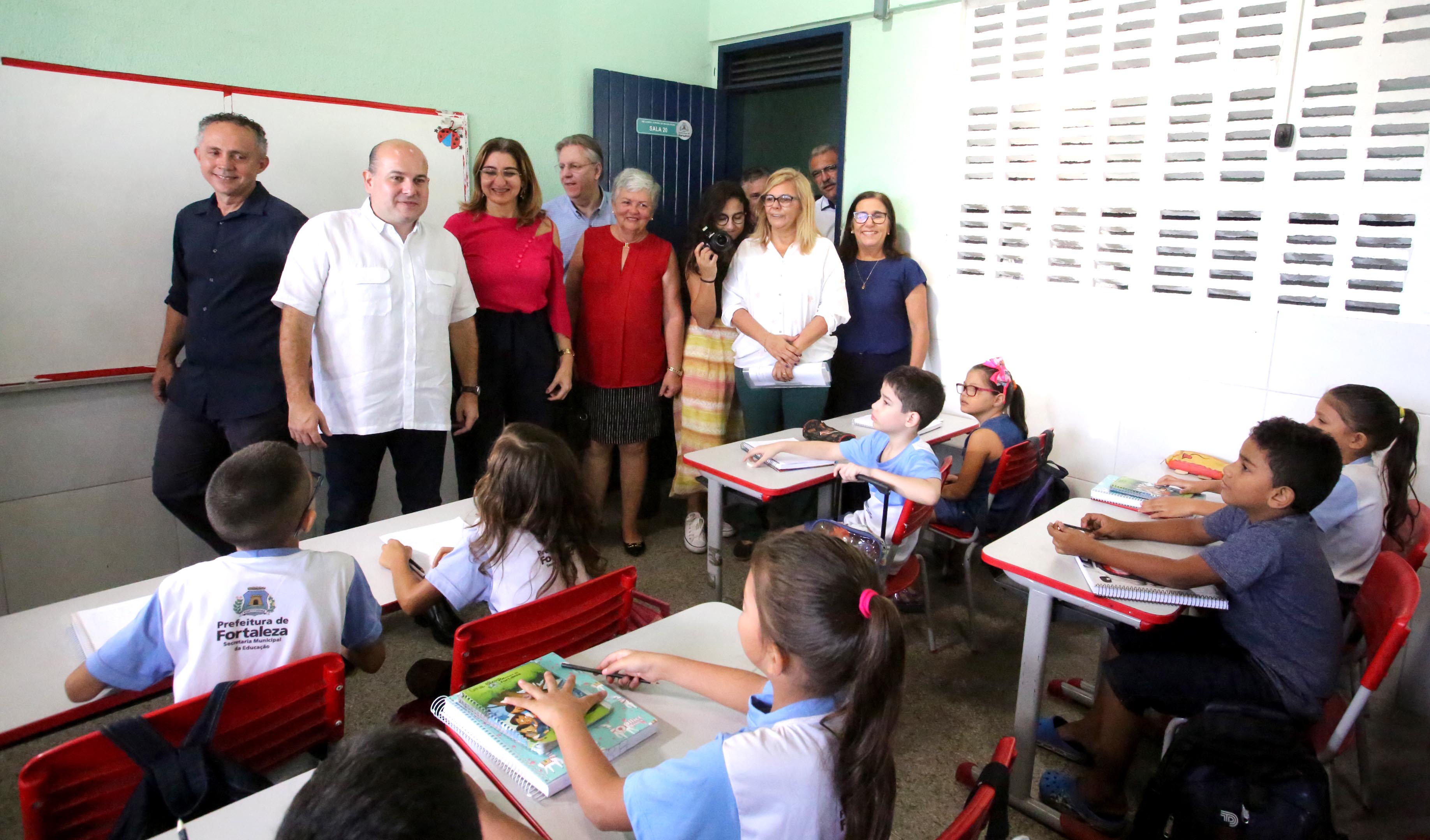 interior de uma sala de aula com alunos sentados nas carteiras